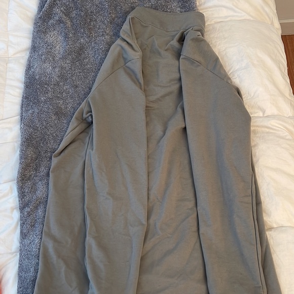 Warm Zip-Up Jacket with Boston Celtics Logo Size Medium - Picture 3 of 3